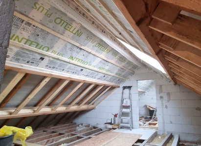 Aménagement d'un grenier à Liège - Début de l'étanchéité à l'air avec INTELLO PLUS