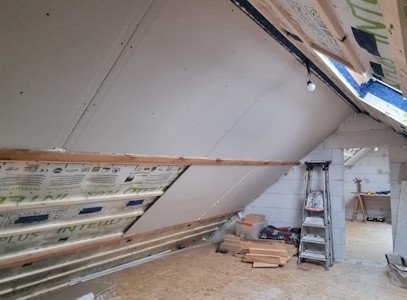 Aménagement d'un grenier à Liège - Début du gyproc en versant de toiture