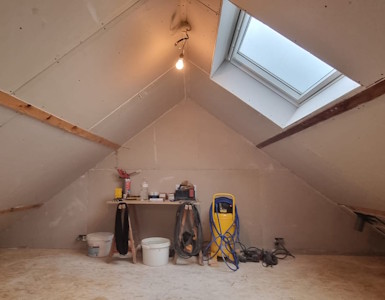 Aménagement d'un grenier à Liège - Recouvrement du pignon avec du Gyproc