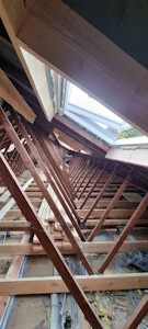 Aménagement d'un grenier à Gembloux - Début d'une transformation de charpente préfabriquée en W