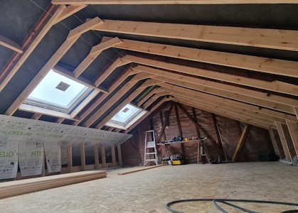 Aménagement d'un grenier à Gembloux - Transformation de la charpente W terminée, début du frein vapeur INTELLO PLUS