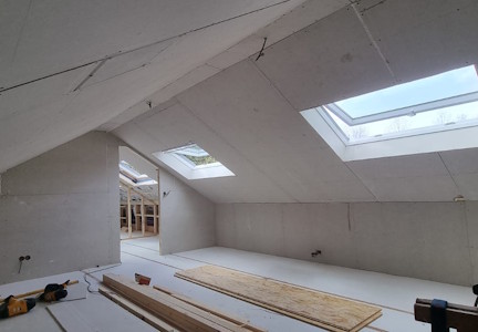Aménagement d'un grenier à Gembloux - Recouvrement des versants de toiture et de la cloison avec des plaques de platre Gyproc