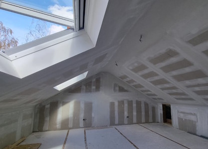 Aménagement d'un grenier à Gembloux - Début des enduits des plaques de platre