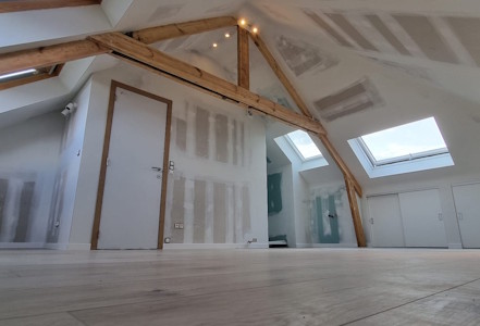 Aménagement d'un grenier à Braine L'Alleud - Grenier terminé - vue porte et coin d'eau