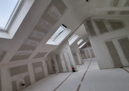 Transformation de charpente préfabriquée en W - Volume aménagé, enduits en terminés