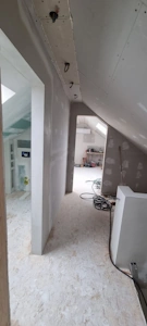 Transformation de charpente préfabriquée en W - Volume aménagé - vue depuis le palier