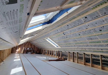 Transformation de charpente préfabriquée en W - Autre volume entièrement dégagé et étanchéité à l'air et lattage terminés