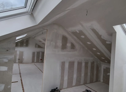 Transformation de charpente préfabriquée en W - Volume aménagé, enduits en cours