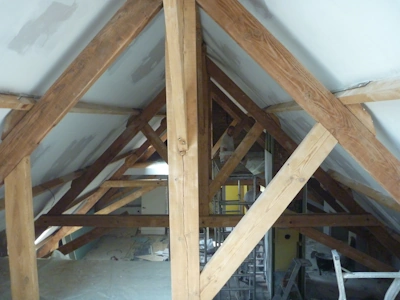 Création d'un passage pour la mezzanine dans une ferme de charpente