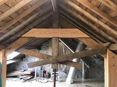 Modification d'une ferme de charpente (à Braine l'Alleud) pour libérer le passage (1)