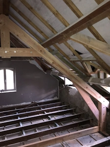 Création d'une ferme de charpente (à Court Saint Etienne) pour renforcer la toiture (1)