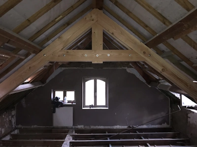 Création d'une ferme de charpente (à Court Saint Etienne) pour renforcer la toiture (2)